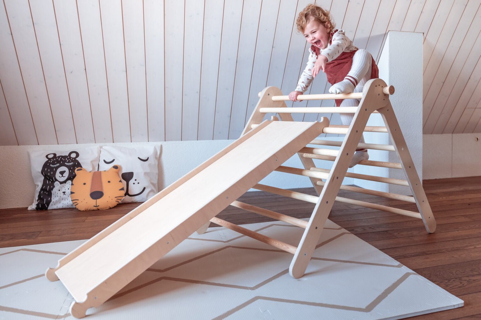 Müggi® Large Foldable Pikler Triangle With Slide/Chicken Ladder - Müggi